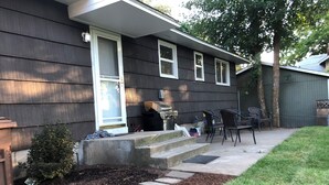 A residential house with a front porch, a grill, and outdoor seating. - Manito South Spokane Guest House (Spokane)