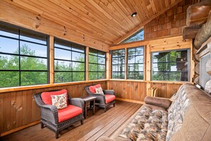 تلفزيون ذكي، مدفأة، مشغل دي في دي، كُتُب