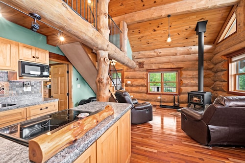 Beautiful Log Cabin, Stunning Lake Superior & Tettegouche view, private
