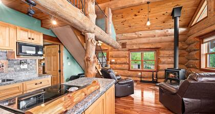 Beautiful Log Cabin, Stunning Lake Superior & Tettegouche view, private