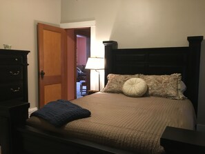 5 bedrooms, desk, iron/ironing board, travel crib