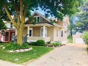 Exterior - One of the Best VRBOs in Omaha (Omaha)