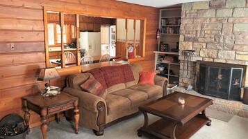 Een smart-tv, een open haard en boeken