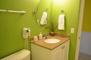 シャワー付き浴槽、ヘアドライヤー、タオル、石鹸