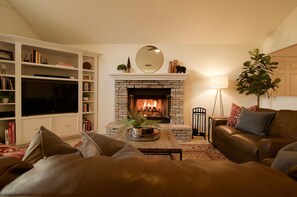 Smart TV, chimenea, futbolito y libros
