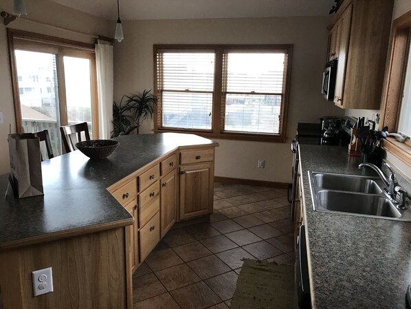 Coffee/tea maker, fridge, microwave, oven - Steps to the ocean~Rodanthe (Rodanthe)