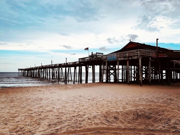 بالقرب من الشاطئ، كراسي للتشمس