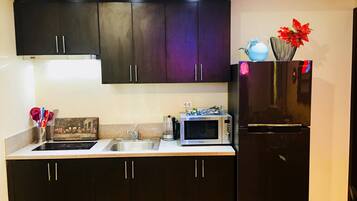 Fridge, microwave, coffee/tea maker, electric kettle