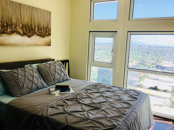 2 bedrooms, iron/ironing board, WiFi, bed sheets - Luxury Condo in Makati (San Lorenzo Condominiums) (Makati)