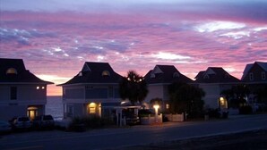 Een rij huizen met een zonsondergang.
