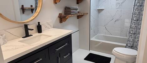 Combined shower/bathtub, hair dryer, towels, shampoo