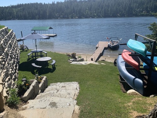 Breathtakingly beautiful, all season, all occasion lake front getaway!