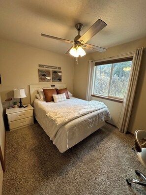 2 chambres, bureau, fer et planche à repasser, accès au Wi-Fi (inclus)