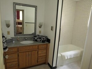 Ensemble douche/baignoire, sèche-cheveux, serviettes fournies