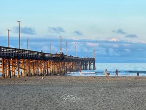 Playa en los alrededores, camastros y toallas de playa 