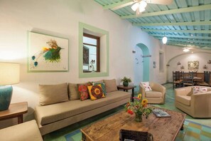 Una televisión, una oficina