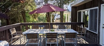 10 Bedroom Hampton House with a regulation size Pickleball court