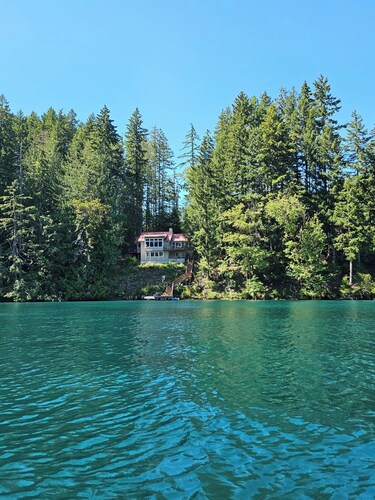 Peaceful lake house nestled in the Olympics on beautiful Lake Sutherland