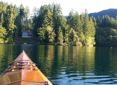 Peaceful lake house nestled in the Olympics on beautiful Lake Sutherland