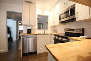 Fridge, microwave, oven, stovetop - Heated pool home, close to downtown (Naples)