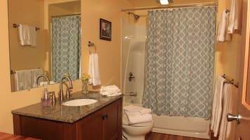 Combined shower/tub, hair dryer, towels