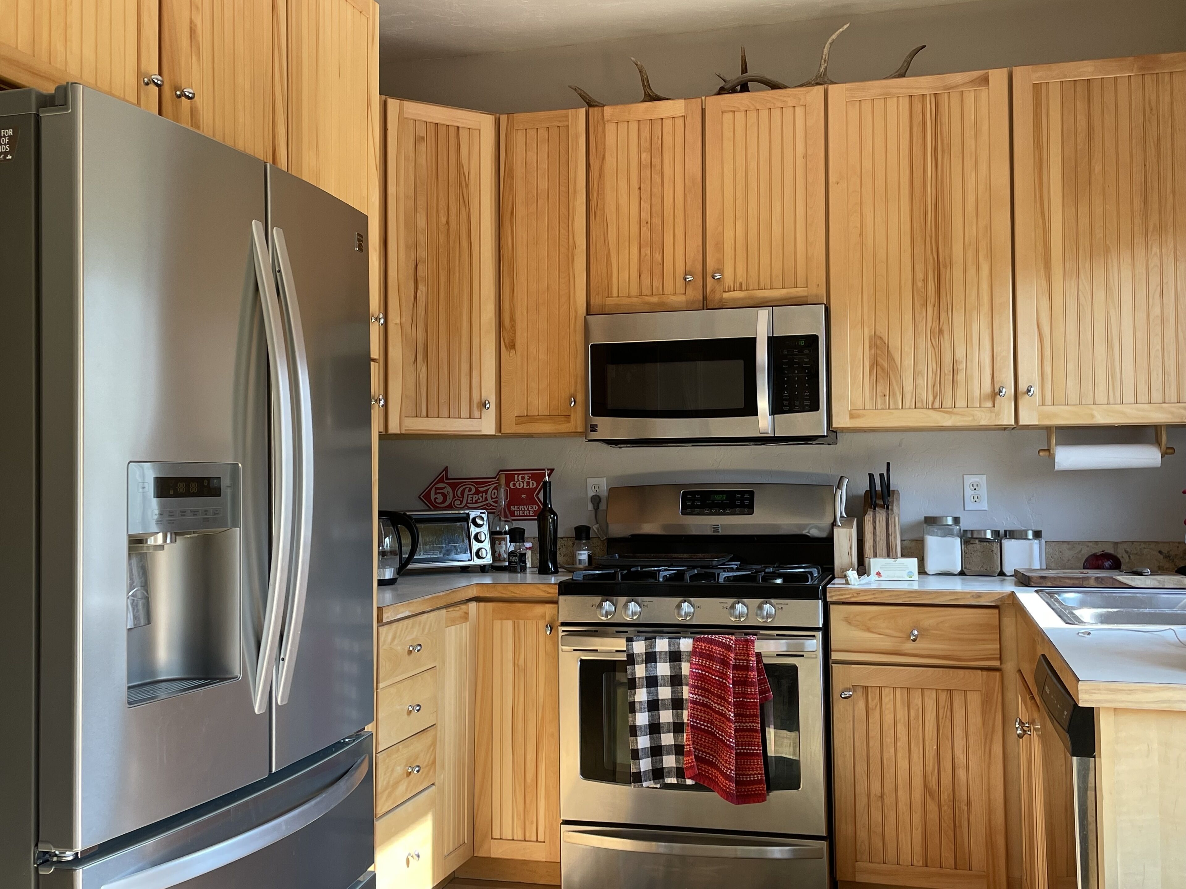 Een koelkast, een microgolfoven, een oven, een kookplaat