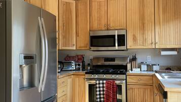 Køleskab, mikrobølgeovn, ovn, kogeplade