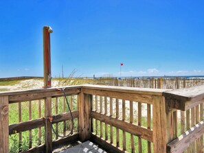 Property grounds - Beautiful Gulf Shores AL Beachfront Condo for Rent! Sleeps 4 (Gulf Shores)