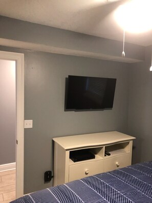 1 bedroom, iron/ironing board, WiFi, bed sheets - Beautiful Gulf Shores AL Beachfront Condo for Rent! Sleeps 4 (Gulf Shores)