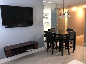 Dining - Beautiful Gulf Shores AL Beachfront Condo for Rent! Sleeps 4 (Gulf Shores)