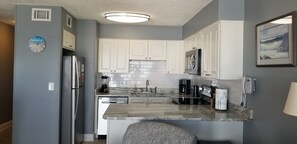 Fridge, microwave, oven, stovetop - Beautiful Gulf Shores AL Beachfront Condo for Rent! Sleeps 4 (Gulf Shores)