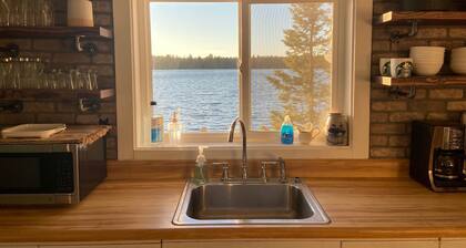 Lomamökki kauniilla 110 hehtaarin järvellä, jossa on hiekkaranta,