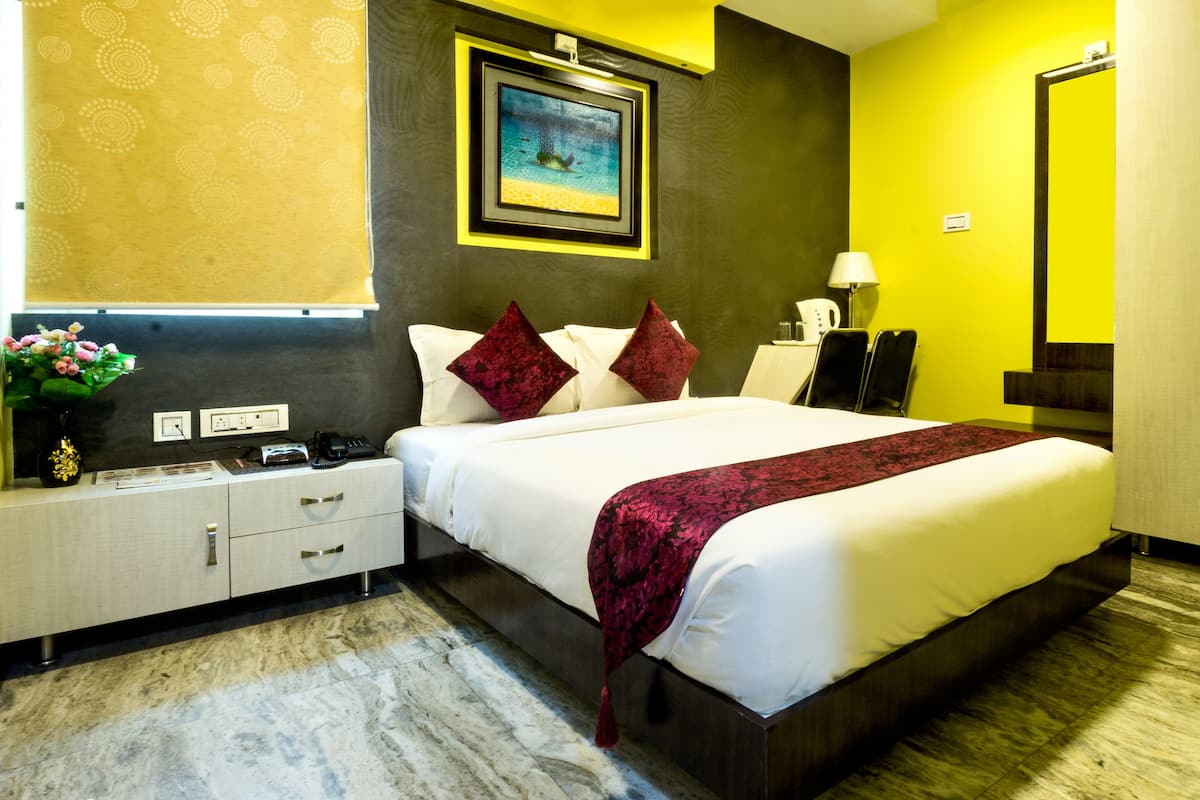 Deluxe Double or Twin Room, 1 Large Twin Bed, Non Smoking | Soundproofing, iron/ironing board, WiFi (free), bed sheets