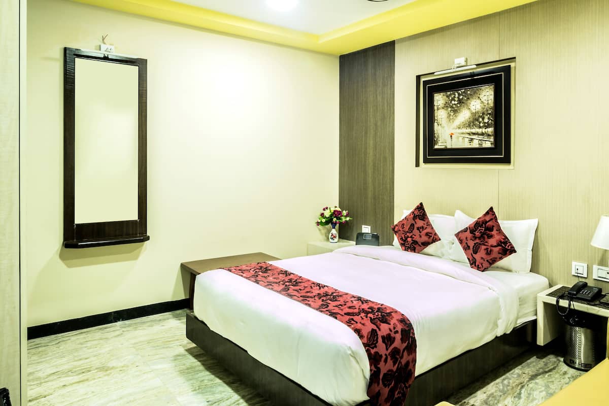 Executive Room, 1 King Bed, Non Smoking | Soundproofing, iron/ironing board, WiFi (free), bed sheets