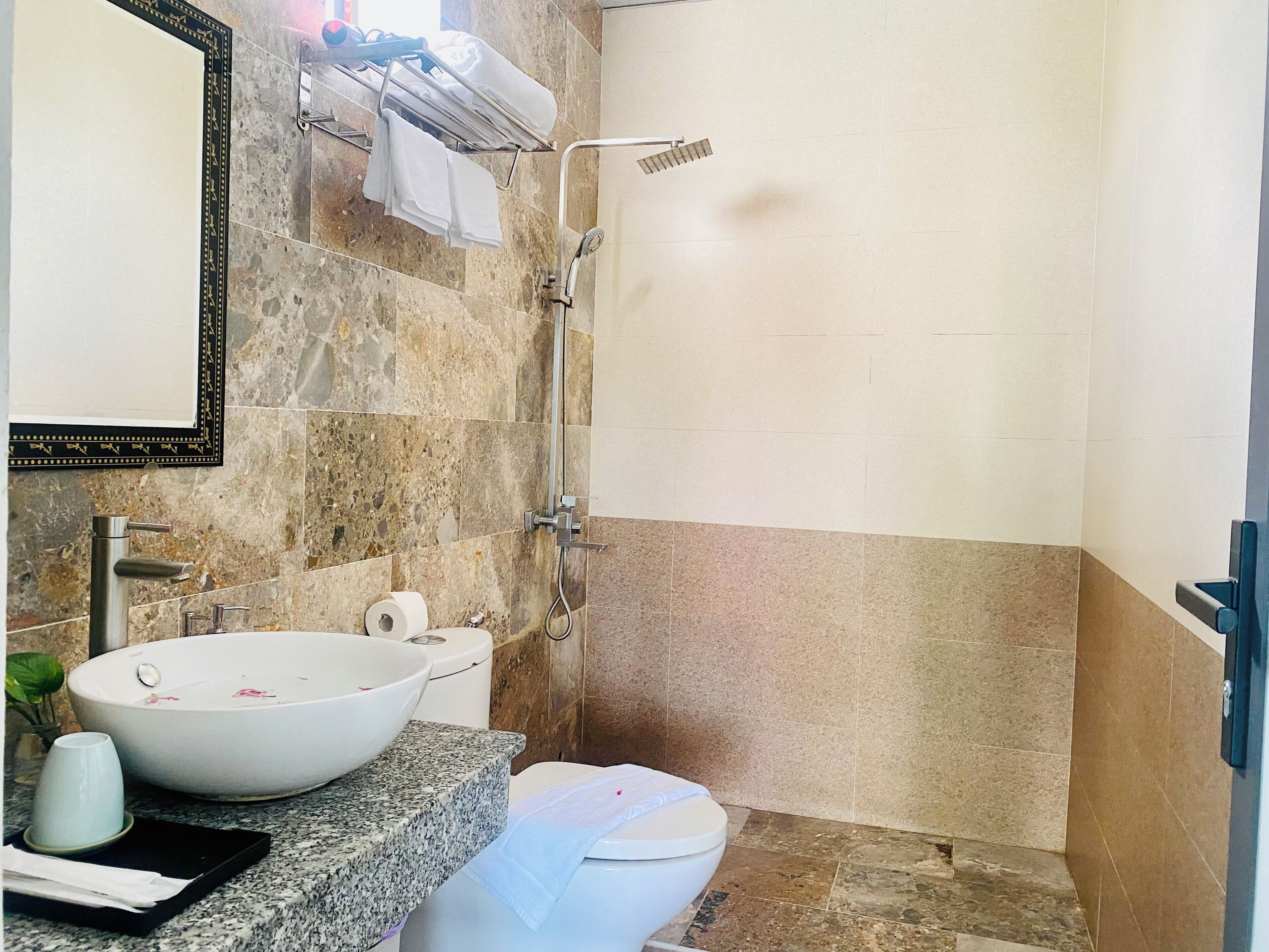 Vòi sen phun mưa, đồ dùng nhà tắm miễn phí, máy sấy tóc 