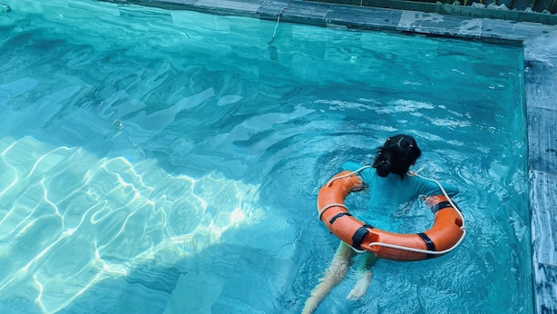 Una persona en una piscina con un flotador.