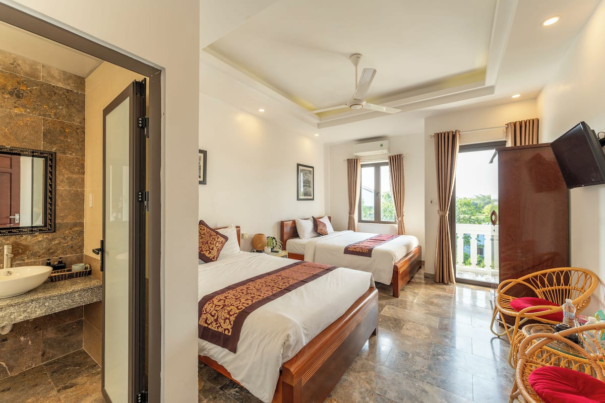 Habitación doble familiar, para no fumadores, vista al jardín | Ropa de cama de alta calidad, minibar, escritorio y cortinas blackout