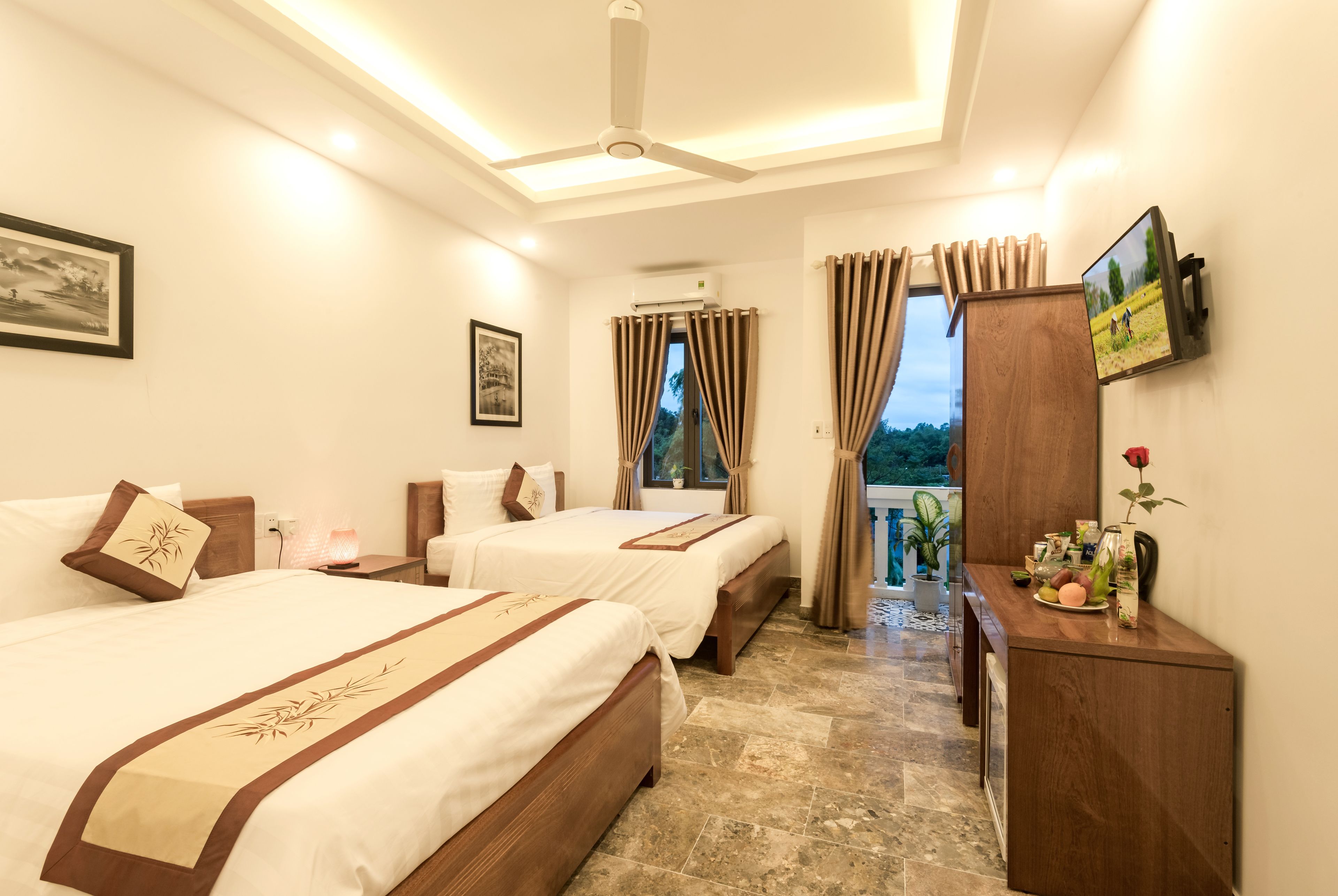 Premium bedding, minibar, desk, blackout curtains