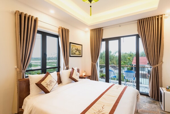 Premium bedding, minibar, desk, blackout curtains - Rice River Villa - Hoi An (Da Nang)