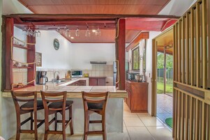 Kylskåp, spishäll, vattenkokare och brödrost