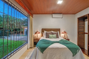 2 bedrooms, Egyptian cotton sheets, premium bedding, down duvets - Casa Heliconias La Fortuna (Peñas Blancas)