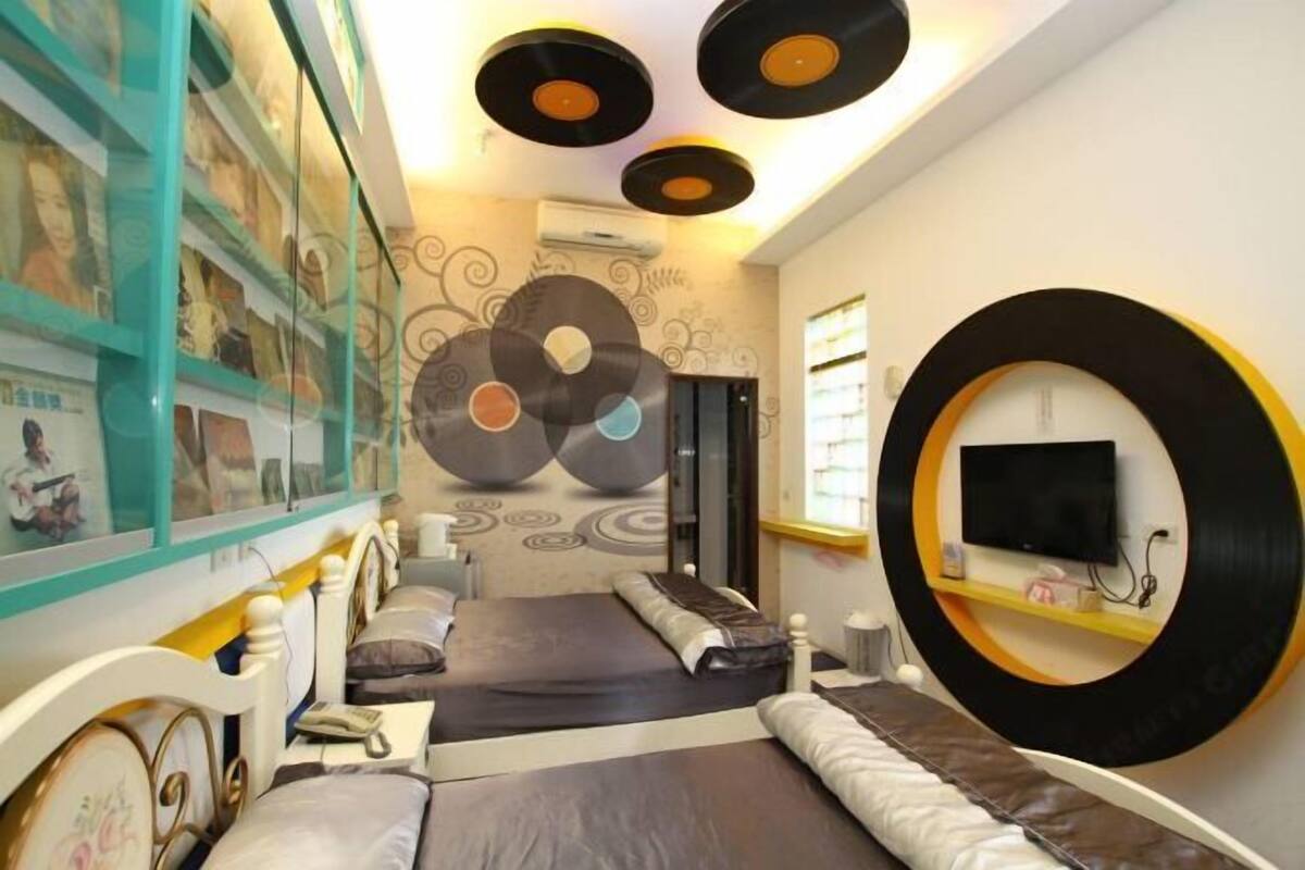 Escritorio, wifi gratis y ropa de cama