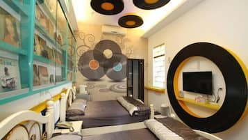 Skrivebord, wi-fi (inkludert) og sengetøy