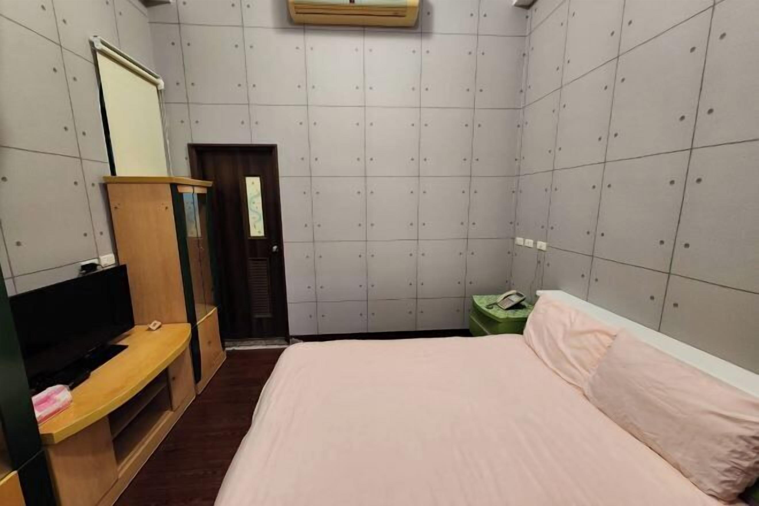 办公桌、免费 WiFi、床单