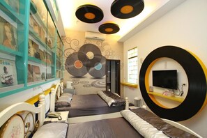 مس�تلزمات مجانية للعناية الشخصية، مجففات شعر، خف للقدمين، مناشف