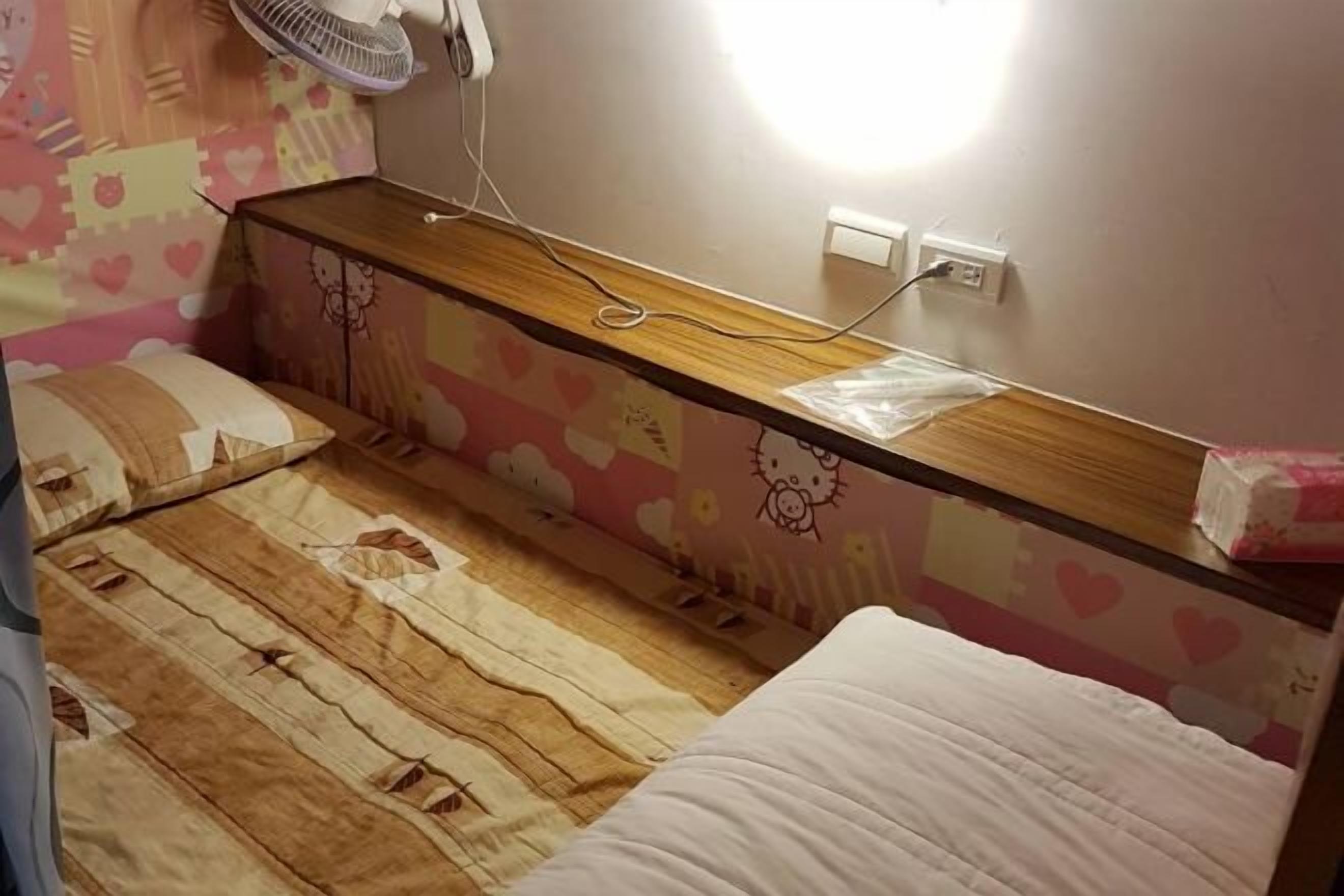 办公桌、免费 WiFi、床单