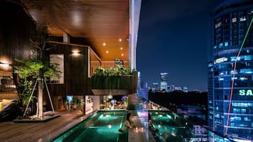 Una piscina al aire libre, tumbonas