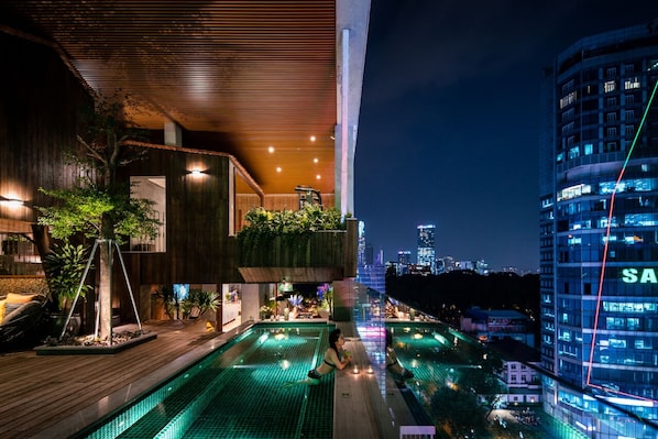 Una piscina al aire libre, tumbonas