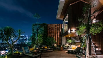 Outdoor pool, sun loungers