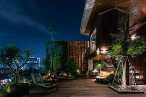 Outdoor pool, pool loungers - Au Lac Legend Hotel (Ho Chi Minh City)